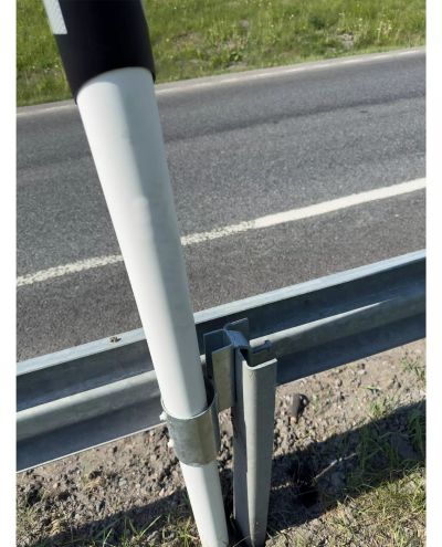 Rekkverksfeste for tåkestolpe